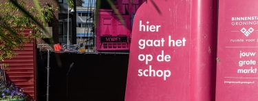 Schep met tekst hier gaat het op de schop