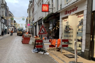 Vervanging gele steentjes Herestraat