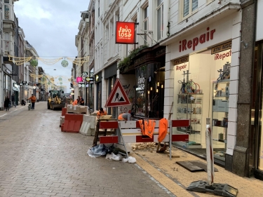Vervanging gele steentjes Herestraat