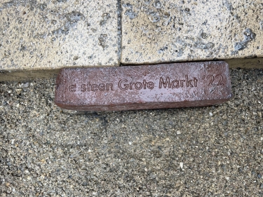 26-09-2022 De wethouders Wijnja en van Niejenhuis leggen samen de eerste steen tussen beide markten (5)