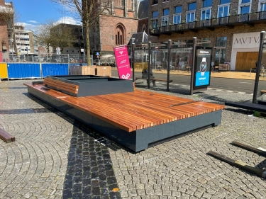 Tijdelijke bankeilanden Grote Markt 2