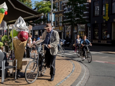 Man met fiets langs ijswinkel Zuiderdiep
